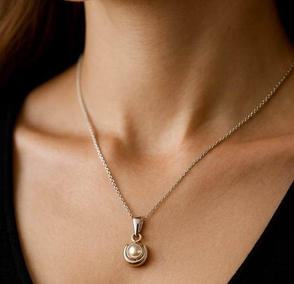 Beautiful New Desinger Silver Chain with pendent